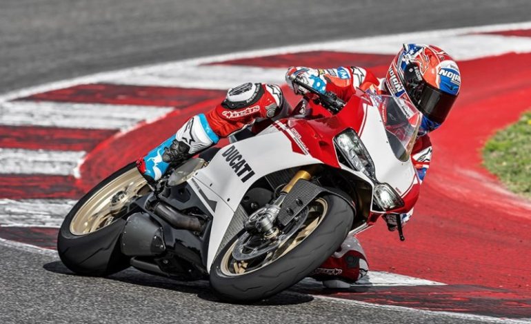 Casey Stoner pilota a Ducati 1299 Panigale S Anniversario