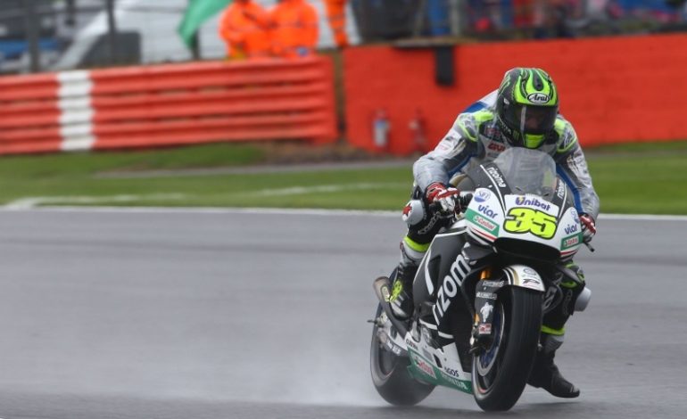 Cal Crutchlow conquista a pole position em casa