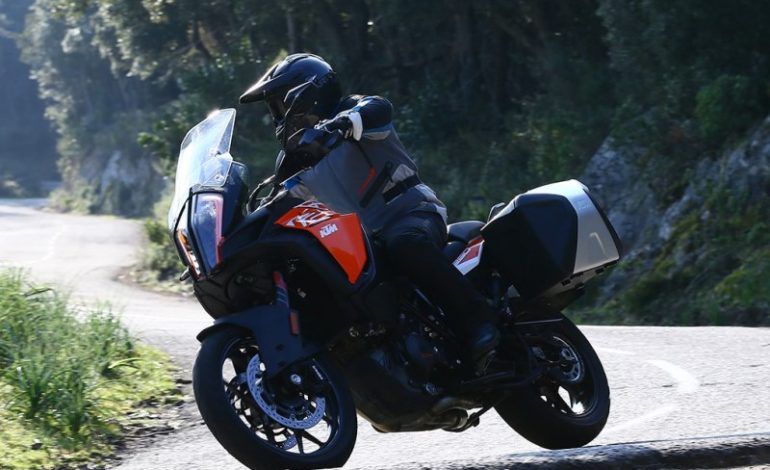 KTM 1290 Super Adventure S pronta para qualquer terreno