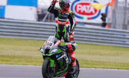 Tom Sykes vence a primeira corrida em Donington Park