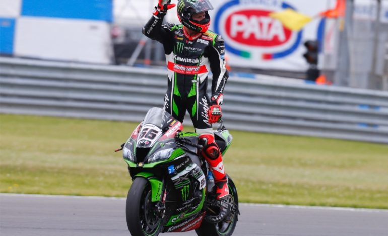 Tom Sykes vence a primeira corrida em Donington Park