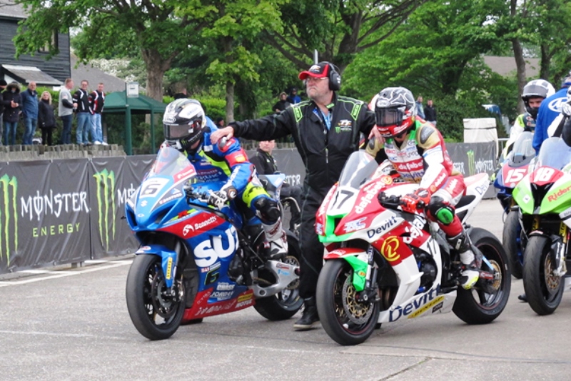 Conheça a moto do único brasileiro no TT da Ilha de Man - UOL Carros