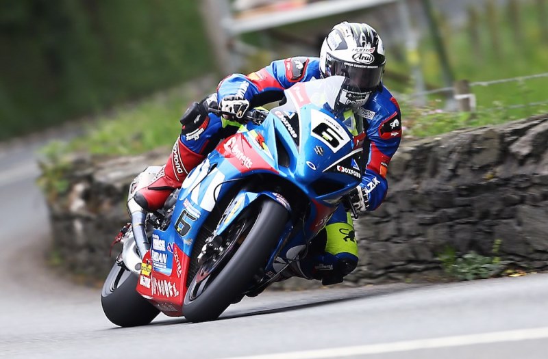 Michael Dunlop vence a primeira corrida do TT da Ilha de Man 2018