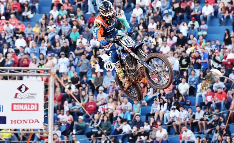 Carlos Campano segue na liderança do Brasileiro de Motocross