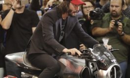 Keanu Reeves lança sua marca de motocicletas artesanais no Salão de Milão