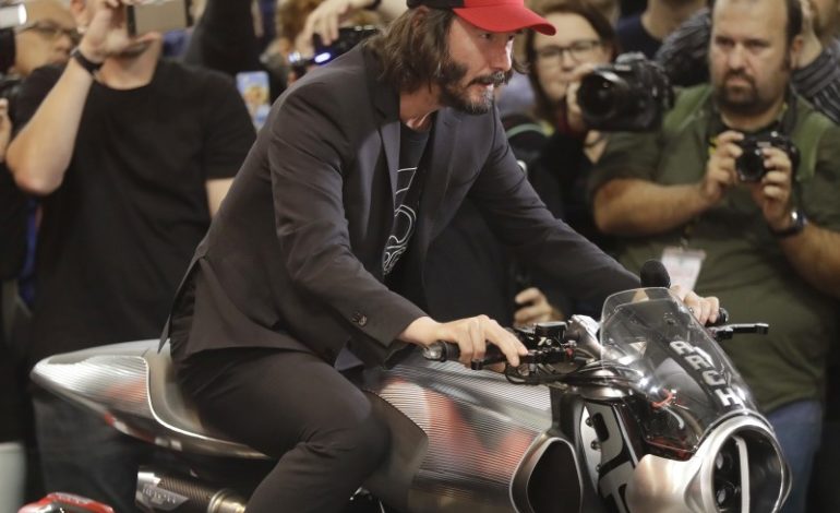 Keanu Reeves lança sua marca de motocicletas artesanais no Salão de Milão