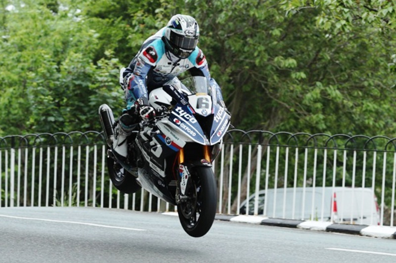 Michael Dunlop vence a primeira corrida do TT da Ilha de Man 2018