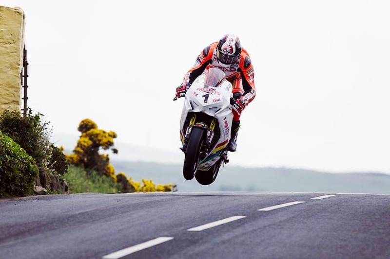 Michael Dunlop vence a primeira corrida do TT da Ilha de Man 2018