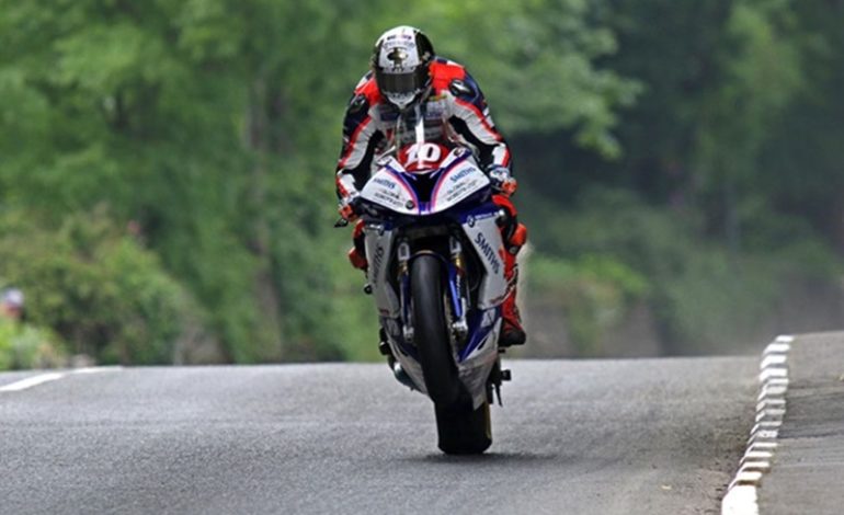 Peter Hickman vence a RL360º Superstock TT