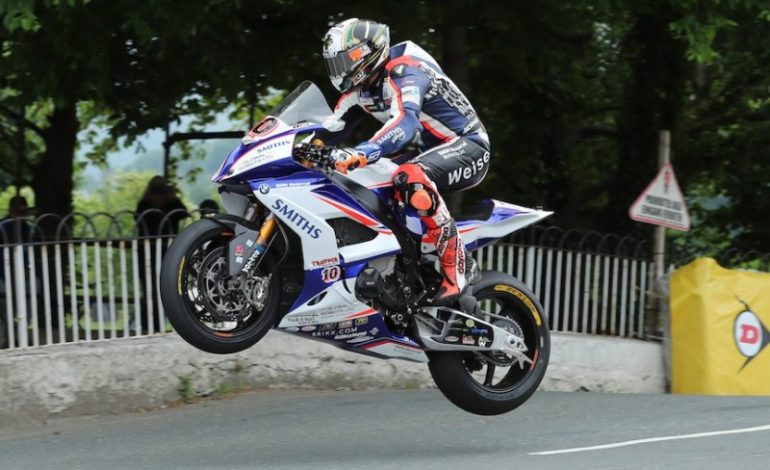 Peter Hickman vence a principal corrida do Troféu Turista da Ilha de Man 2018