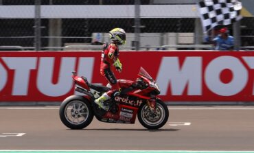 Álvaro Bautista vence as duas corridas na Indonésia