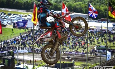 Tim Gajser supera as condições climáticas e vence na França