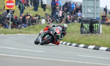 Peter Hickman vence a prova da classe Superbike no TT da Ilha de Man