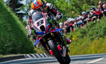 Davey Todd vence a corrida da classe Superbike no TT 2025