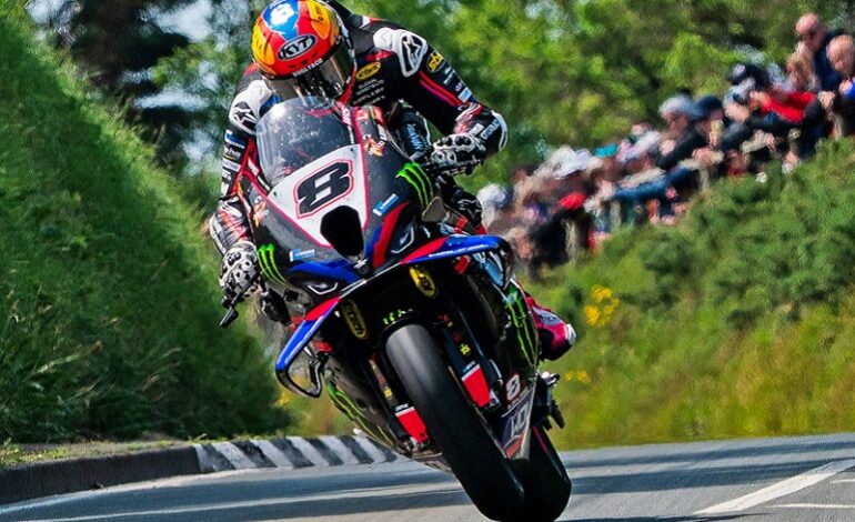 Davey Todd vence a corrida da classe Superbike no TT 2025