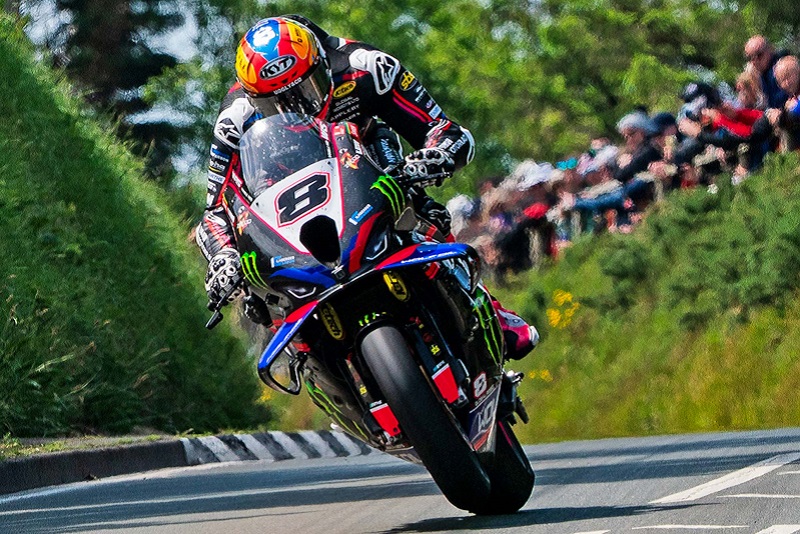 Davey Todd vence a corrida da classe Superbike no TT 2025