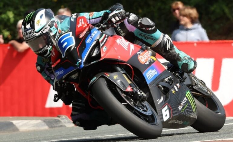 Michael Dunlop conquista sua 30ª vitória em corridas no TT da Ilha de Man