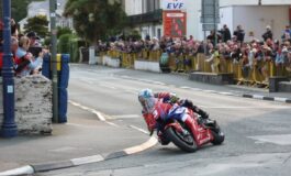 Dean Harrison leva a melhor na primeira prova da Superstock TT