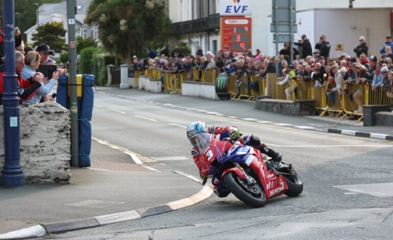 Dean Harrison leva a melhor na primeira prova da Superstock TT