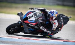 Toprak Razgatlıoğlu brilha durante a milésima corrida do Mundial de Superbike