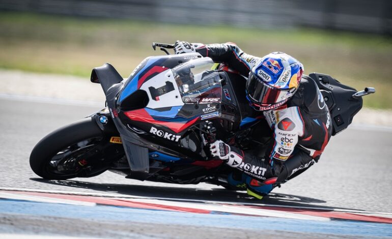 Toprak Razgatlıoğlu brilha durante a milésima corrida do Mundial de Superbike