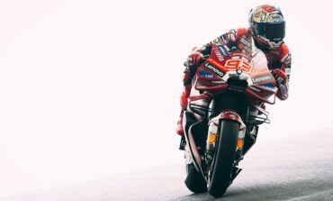 Marc Márquez vence no Japão e encosta no líder Jorge Martín
