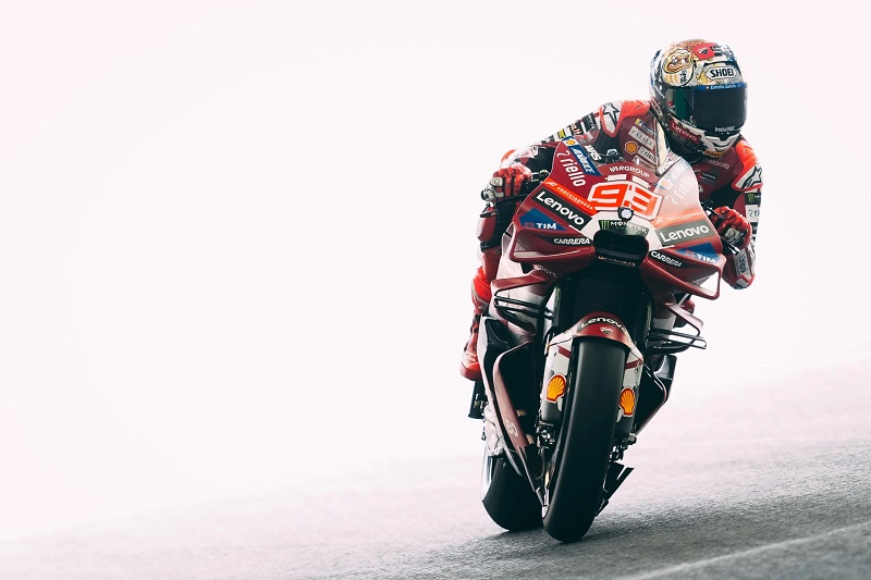 Marc Márquez vence no Japão e encosta no líder Jorge Martín